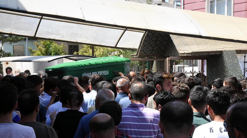 Kayalıklarda &ouml;l&uuml; bulunan Serkan, toprağa verildi