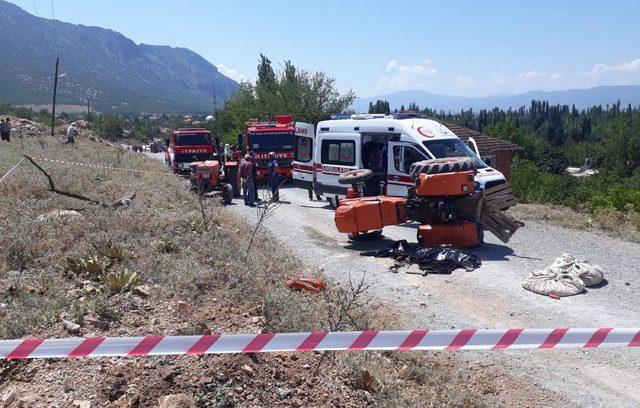 Traktör devrildi; kayınvalide öldü, gelini ve torunu yaralı