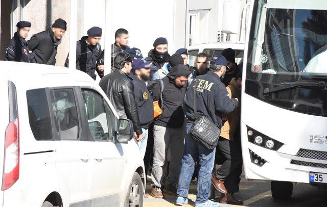 İzmir'deki 22 sanıklı DEAŞ davasında tahliye taleplerine ret