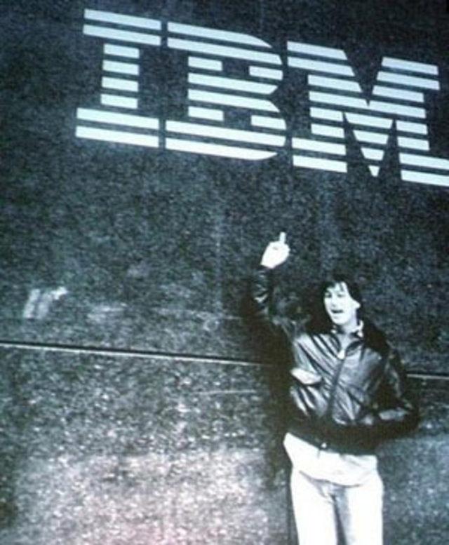 Steve Jobs öldü 21