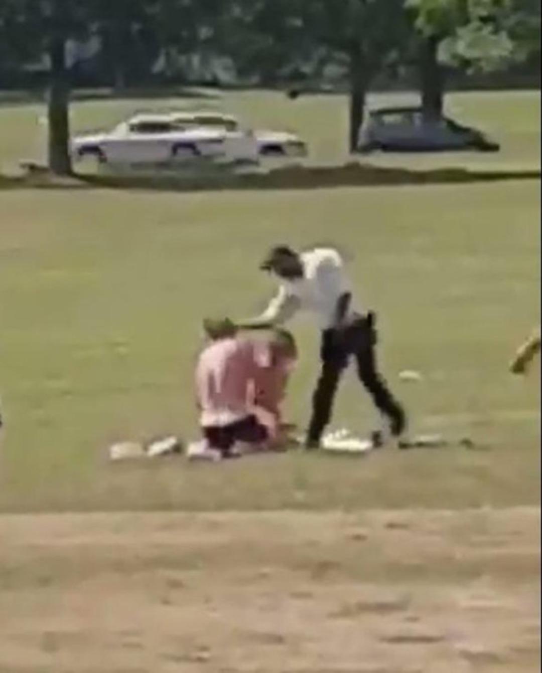 Utanmaz &ccedil;ift, parkta ilişkiye girdi  