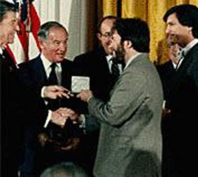 Steve Jobs öldü 24