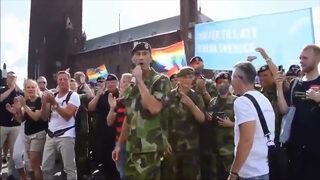 İsveç Genelkurmay Başkanı General Micael Bydén, Avrupa Onur Yürüyüşü'nde Elvis şarkısı söyledi