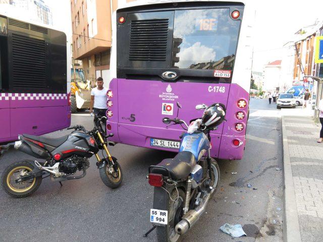 Motosiklet sürücüsü yolcu almak için duran otobüse arkadan çarptı:1 yaralı