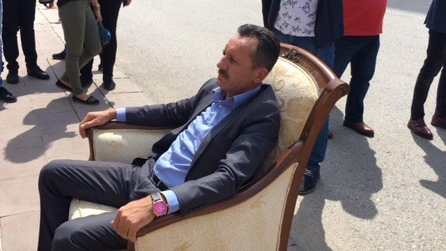 CHP Genel Merkezi &ouml;n&uuml;nde koltuklu eylem 1