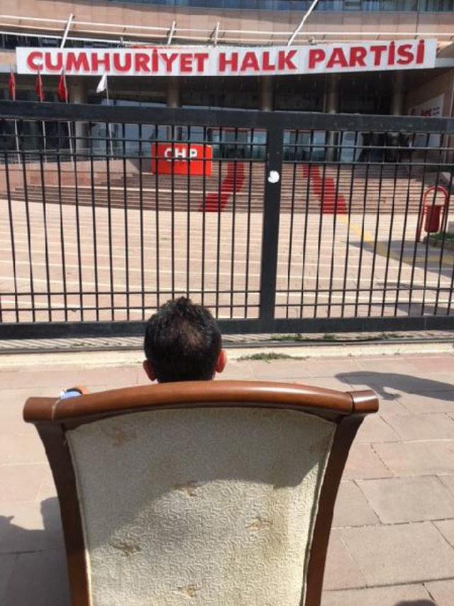 CHP Genel Merkezi &ouml;n&uuml;nde koltuklu eylem 3