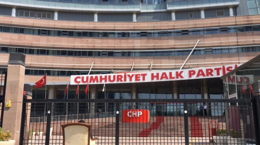 CHP Genel Merkezi &ouml;n&uuml;nde koltuklu eylem