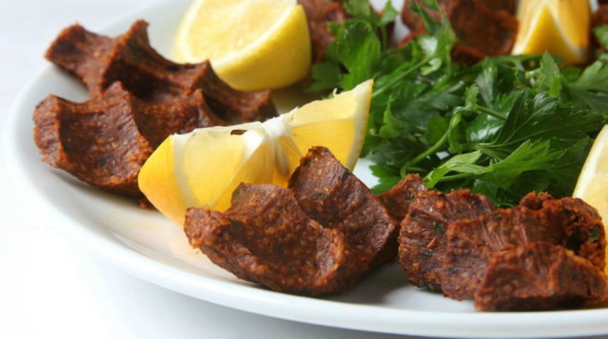 Çiğköfteyi beğenmeyince iş yeri sahibine saldırdı