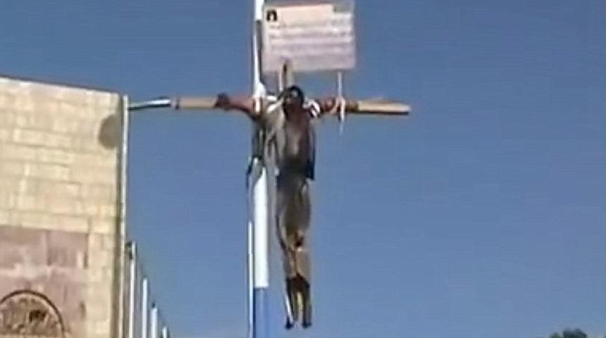 Suudi Arabistan'da korkun&ccedil; infaz! Başını kesip, &ccedil;armıha gerdiler!