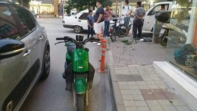 İnegöl'de otomobil ile elektrikli motosiklet çarpıştı: 1 yaralı