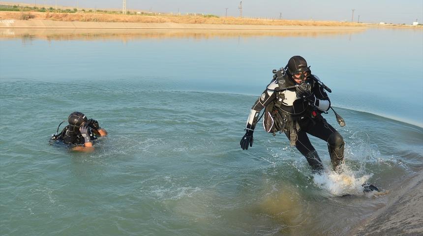 GÜNCELLEME - Kanala devrilen pikabın sürücüsünün cesedi bulundu