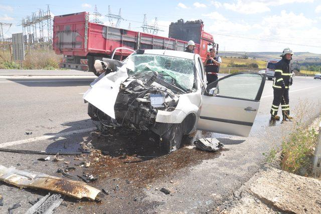 Otomobil direğe çarptı; emekli astsubay öldü