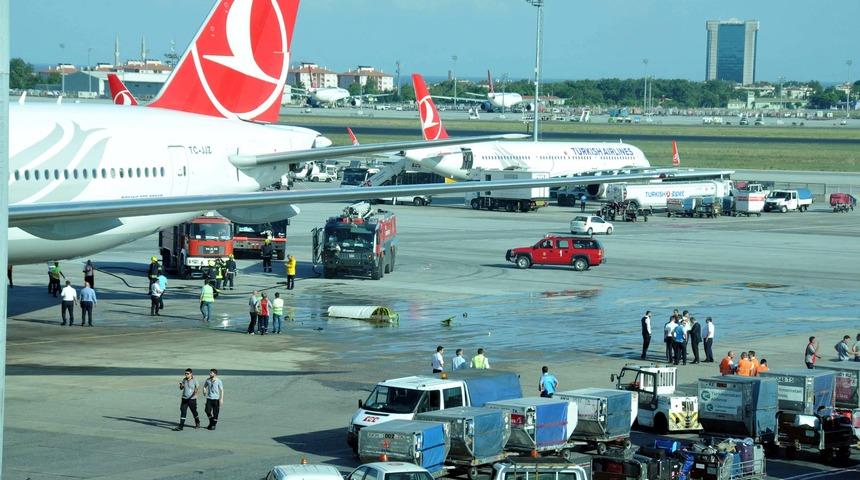 Atat&uuml;rk Havalimanı'nda iki u&ccedil;ak &ccedil;arpıştı!
