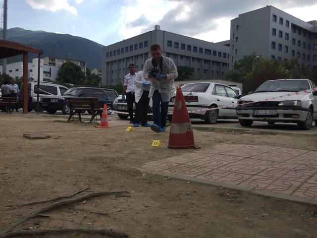 Hastane bahçesinde, kız kardeşinin kayınpederine kurşun yağdırdı