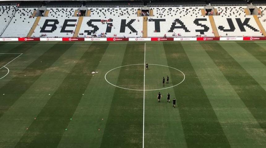 Vodafone Park'ın zemininin bozukluğu, LASK Linz ma&ccedil;ı &ouml;ncesi dikkat &ccedil;ekti!