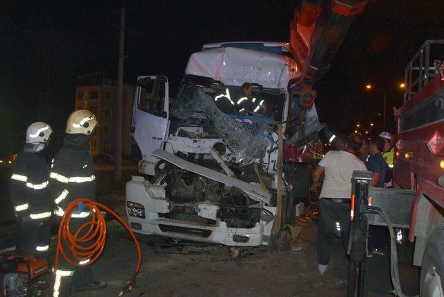 Önündeki TIR'a çarpan TIR'ın şoförünü aracın içinde sıkıştı