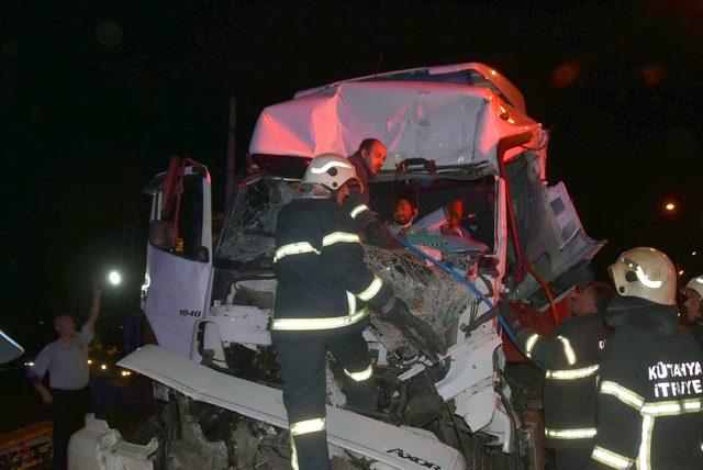 Önündeki TIR'a çarpan TIR'ın şoförünü aracın içinde sıkıştı