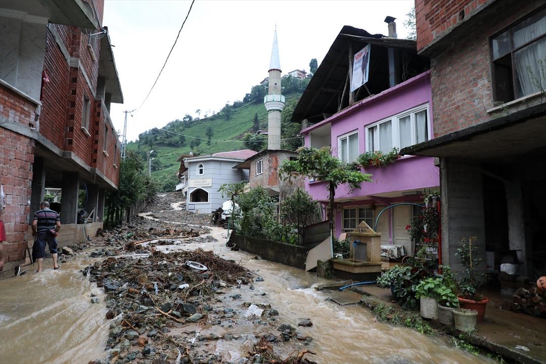 Son dakika: Sel Rize'yi vurdu! Masur kalanlar kurtarıldı, k&ouml;y yolları ulaşıma kapandı