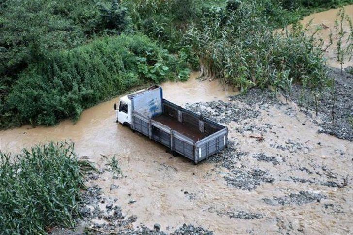 Son dakika: Sel Rize'yi vurdu! Masur kalanlar kurtarıldı, köy yolları ulaşıma kapandı G4