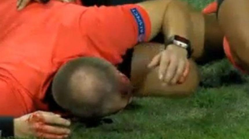 Sturm Graz - AEK Larnaca maçında hakemin kafasına yabancı cisim atıldı