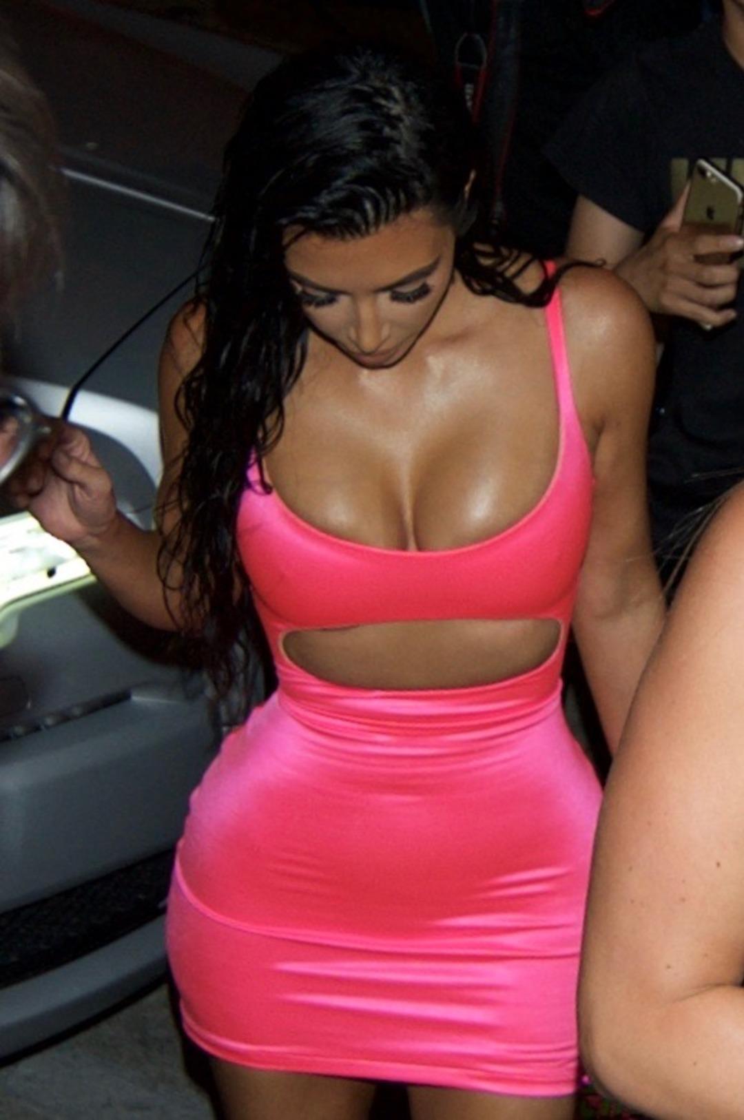 Kim Kardashian k&uuml;&ccedil;&uuml;k kardeşi i&ccedil;in s&uuml;slendi!