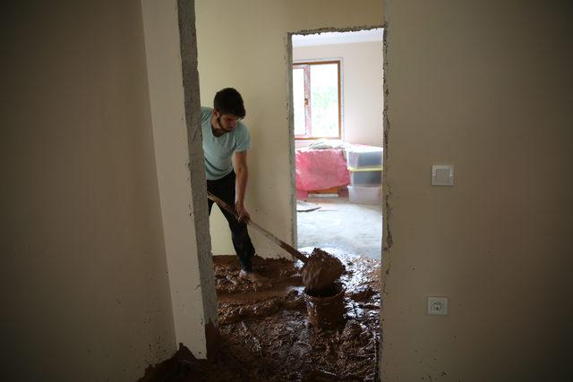 Rize'de sel: 1 ev çöktü, 22 ev boşaltıldı, mahsur kalanlar kurtarıldı (2) Yeniden