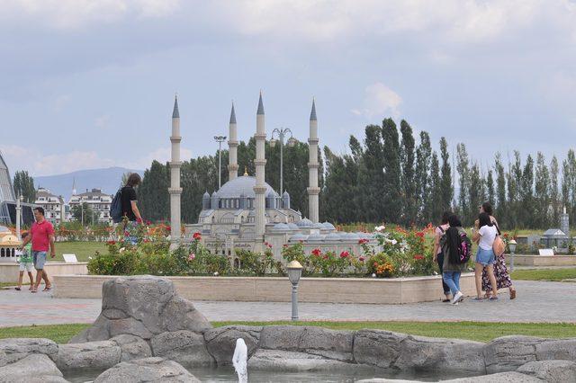 Esminyatürk'te Türk dünyası şaheserleri