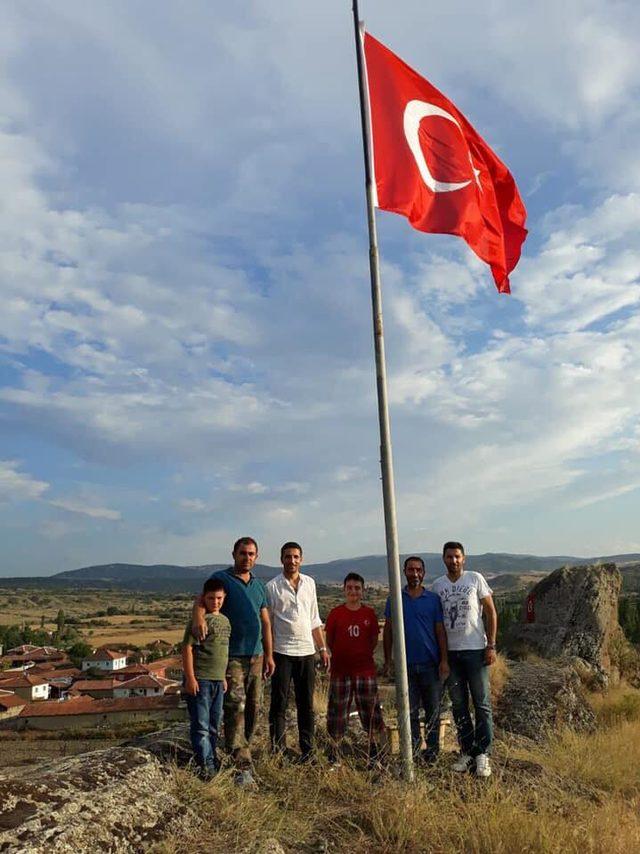 Köyün en yüksek noktasında Türk bayrağını göndere çektiler