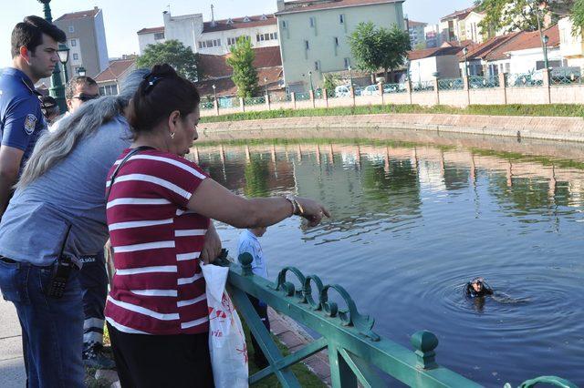 Çaya düşen eşinin cesedi bulundu; gözyaşlarına boğuldu