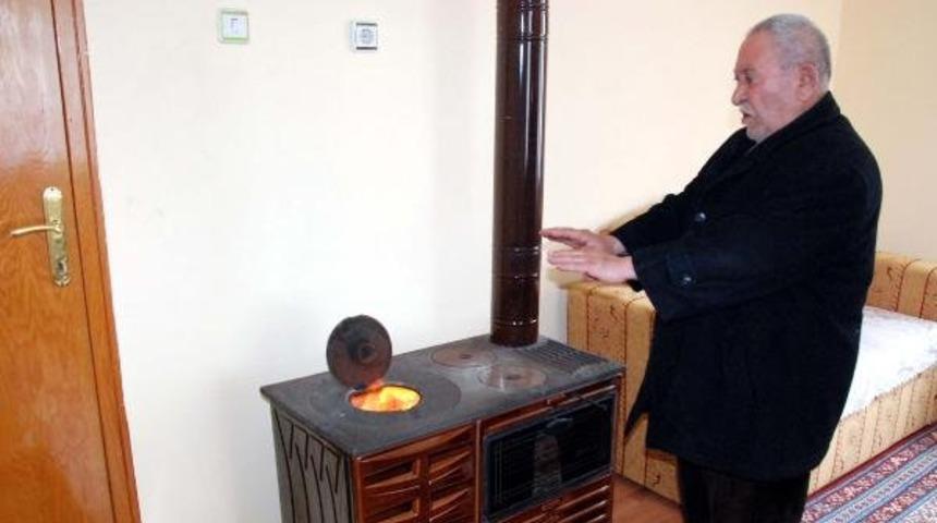 Ankara'da 6 yıl &ouml;nce by-pass ameliyatı ge&ccedil;iren Hasan Y&uuml;cel, yaz ayında bile soba yakıyor!