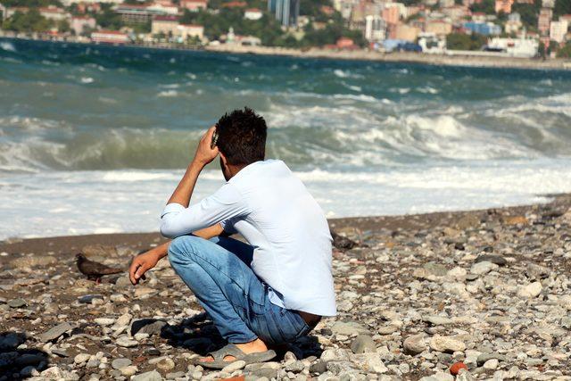 Denizde kaybolan kardeşi için gözyaşı döktü