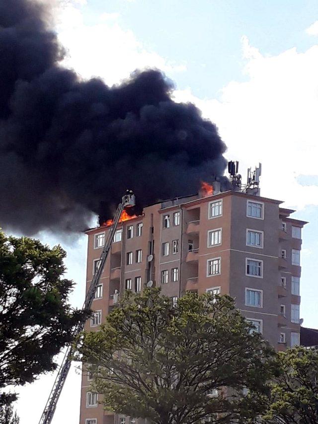 Kayseri'de 10 katlı binanın çatısında yangın
