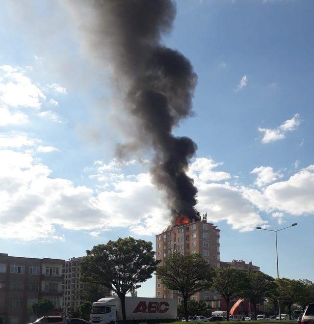 Kayseri'de 10 katlı binanın çatısında yangın