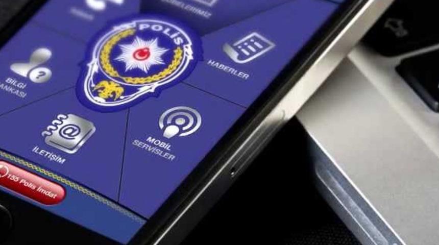 Polis vatandaşı b&ouml;yle kurtardı: Telefonunu kapat, acil emniyete gel!