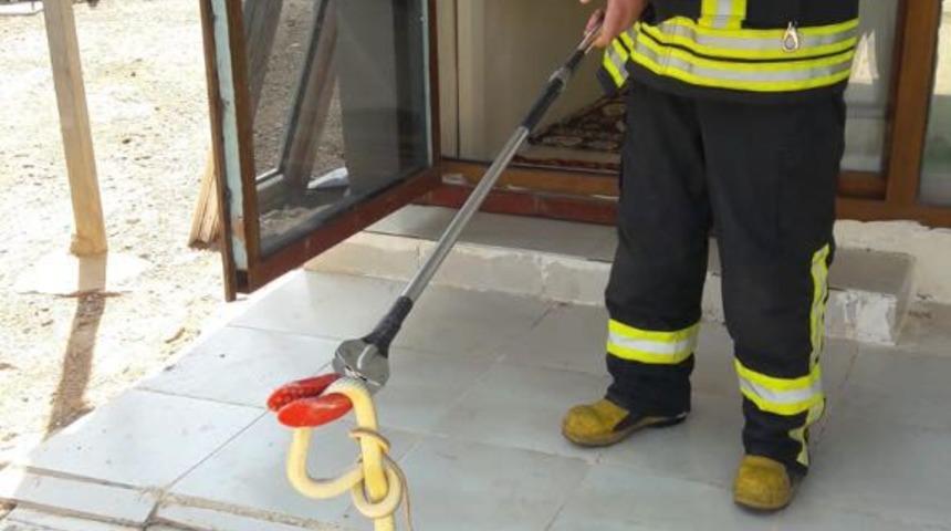 Mutfağa giren yılanı itfaiye yakaladı