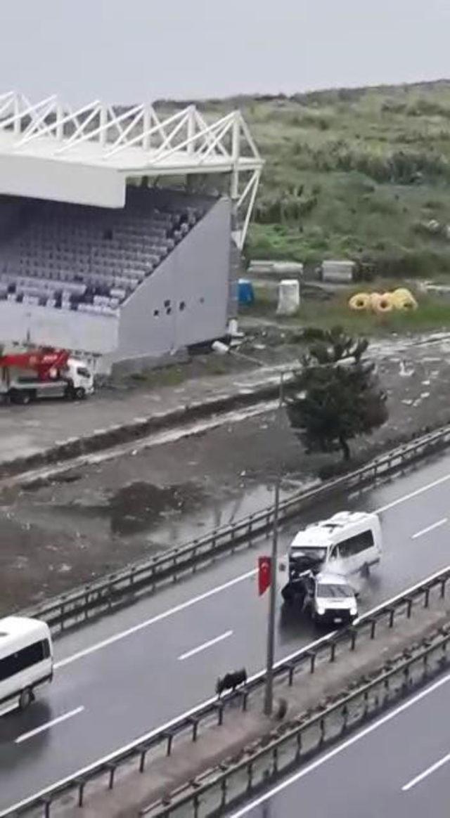 Yola çıkan kurbanlık boğa kazaya neden oldu: 5 yaralı