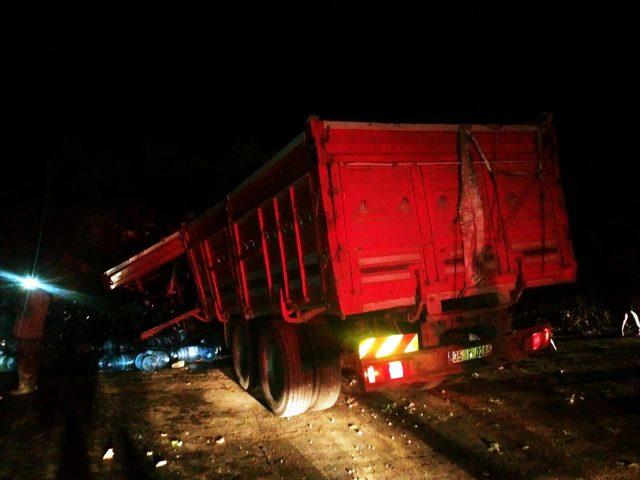 Toprak yığınına çarpan kamyonun şoförü öldü