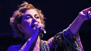 Zuhal Olcay'a sahnede doğum günü sürprizi