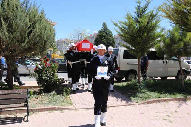 Görevde kalp krizinden hayatını kaybeden polis, toprağa verildi