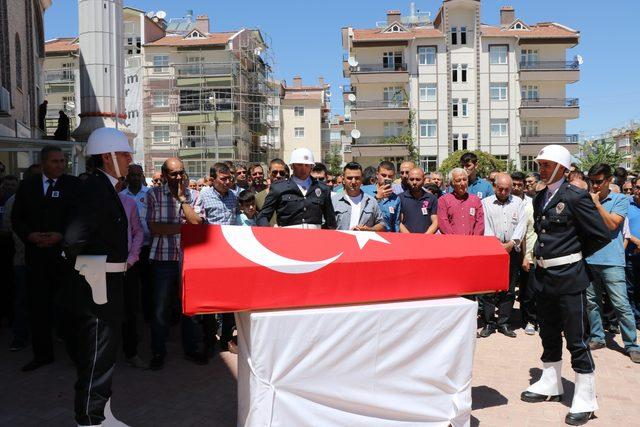 Görevde kalp krizinden hayatını kaybeden polis, toprağa verildi