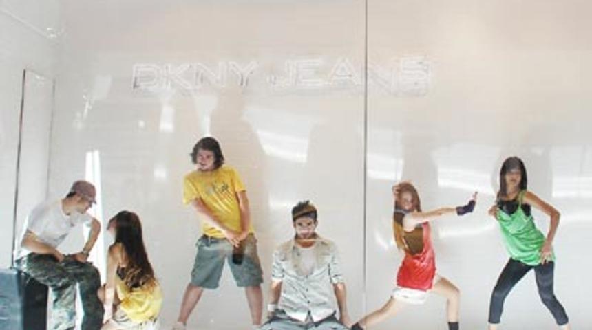 DKNY Jeans'in Dans Eden Vitrini