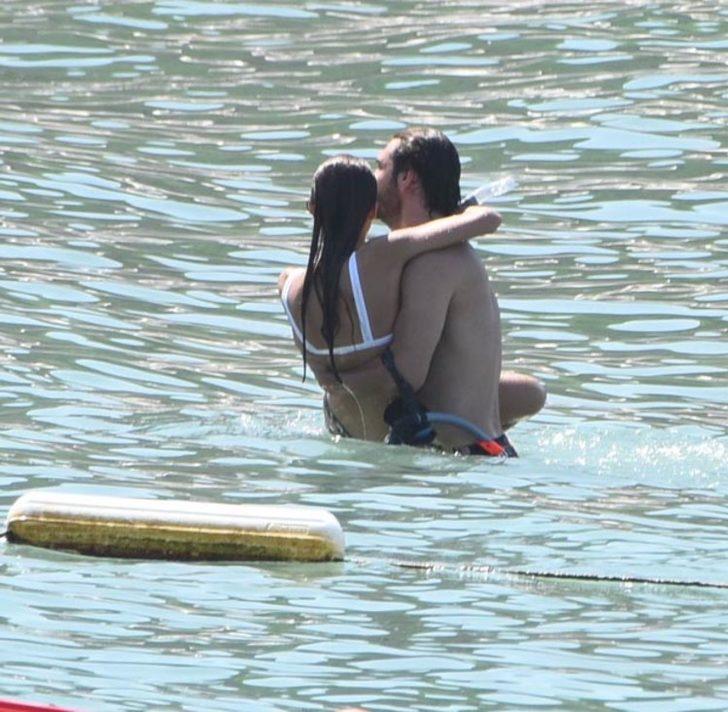 Denizde aşka geldiler! Ünlü çiftin romantik anları... G3