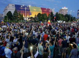 Romanya'da hükümetin istifasını isteyen binlerce kişi sokaklarda