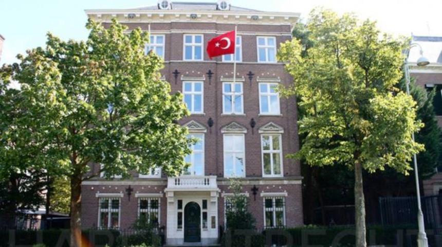 T&uuml;rkiye'nin Amsterdam Başkonsolosluğu'na kundaklama girişimi