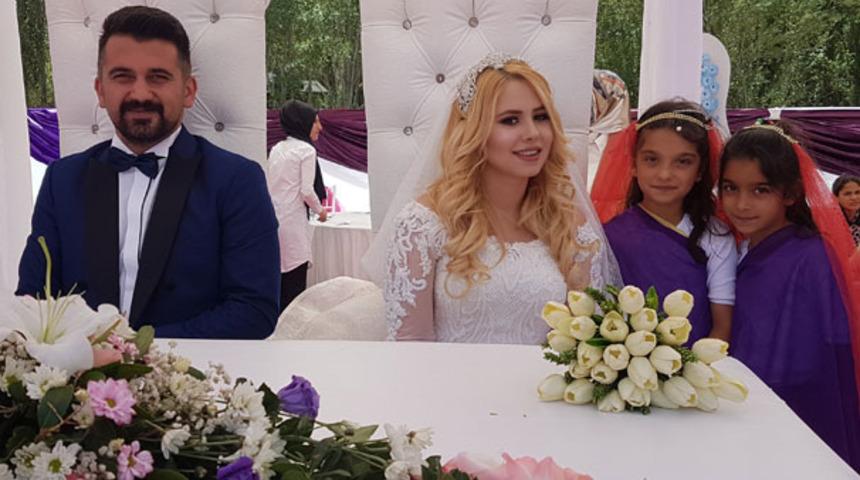 Düğünde gelini altına boğdular! 1 milyon 300 bin liralık takı takıldı