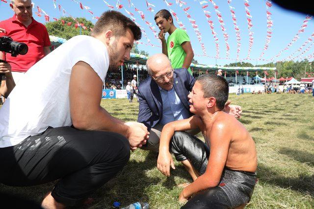 Rakibine yenilen minik güreşçi ağladı