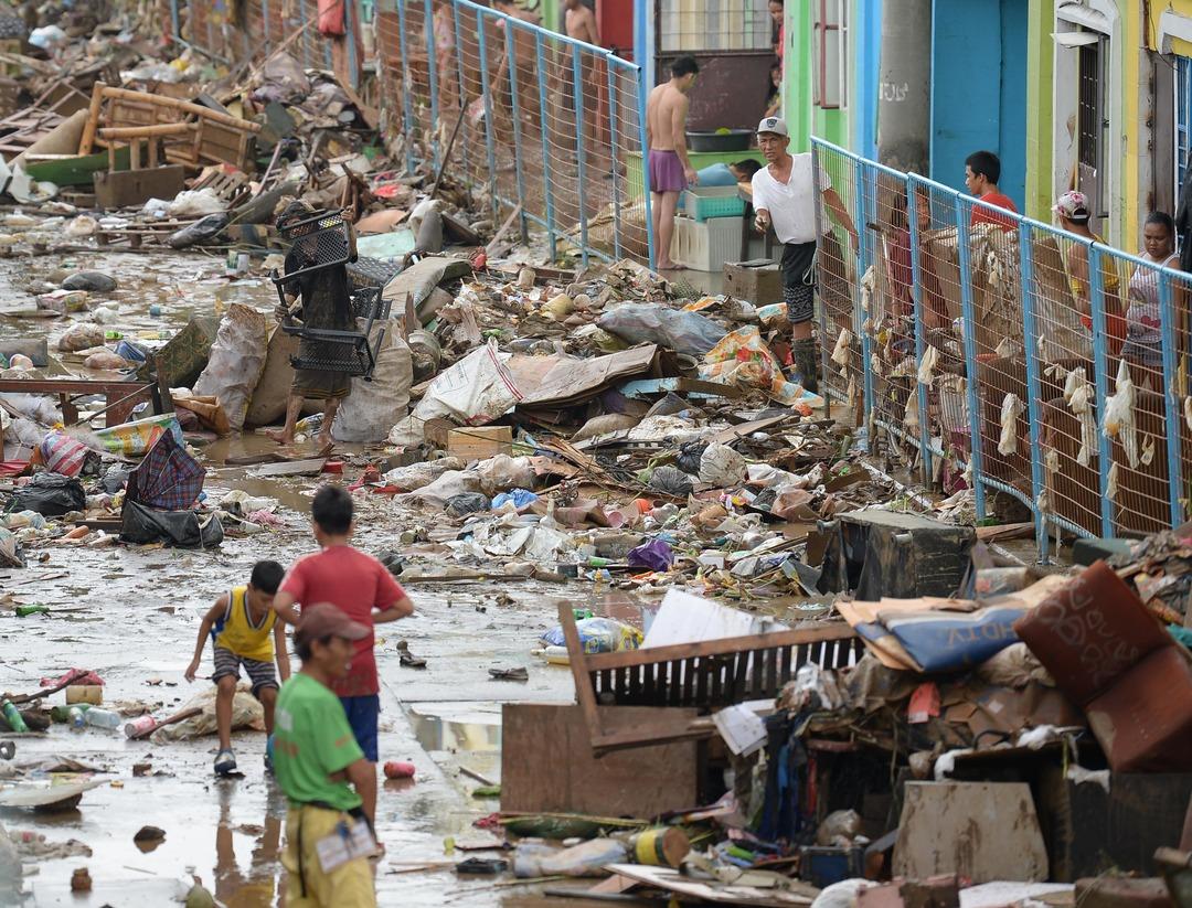 &Ccedil;in'i tayfun vurdu, 200 bin kişi tahliye edildi 