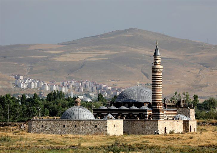 Van Kalesi 2 bin 700 yıllık tarihiyle büyülüyor G2