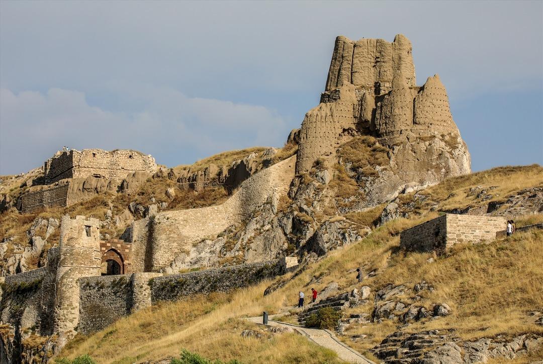 Van Kalesi 2 bin 700 yıllık tarihiyle b&uuml;y&uuml;l&uuml;yor
