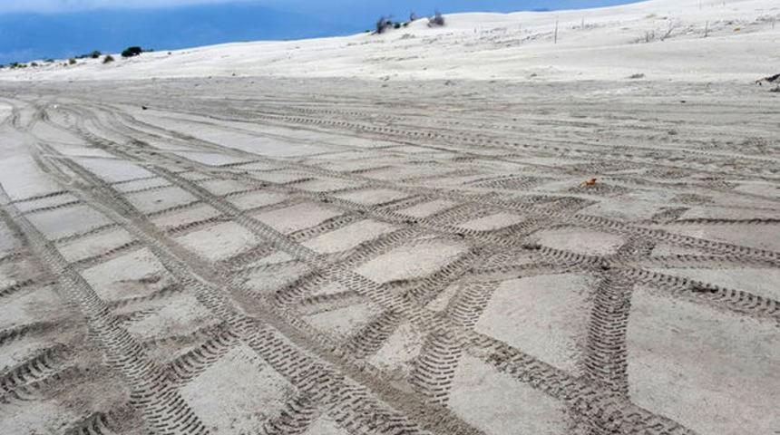Patara'daki manzara profesörü isyan ettirdi: Adam çöp atıp, donunu asıyor